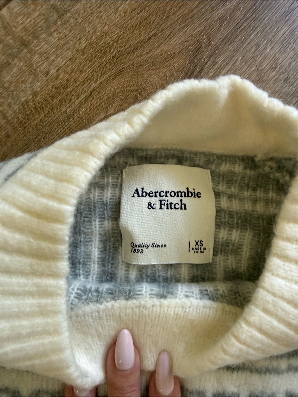 Abercrombie & Fitch Ivory and Light Gray Aspen Colorado Turtleneck Sweater - Picture 2 of 3